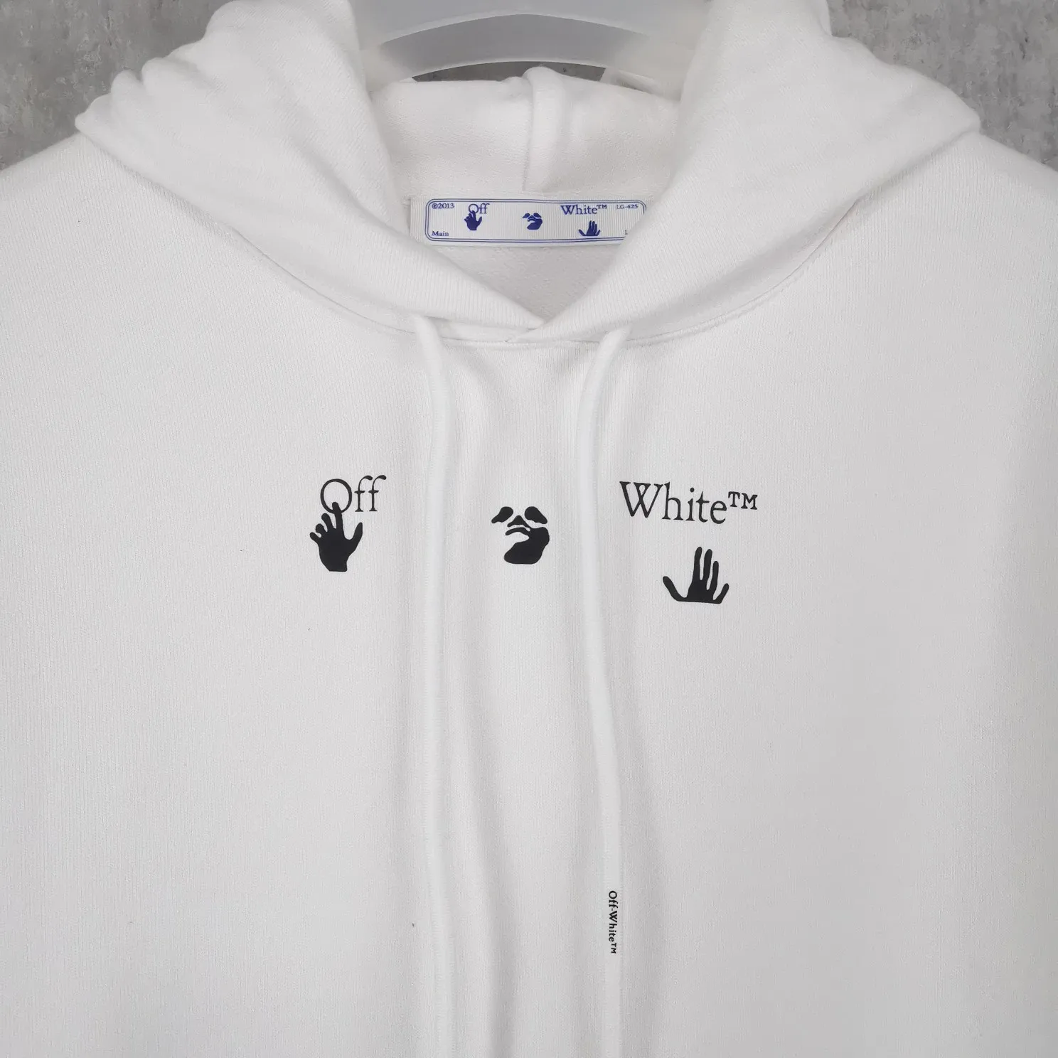 Top tested version official website new model OFF-WHITE water droplets dissolve blue ice cream hoodie pullover sweatshirt Graffiti arrow series European niche culture high street versatile inkjet graffiti water drop arrow 💧 hot melt gradient effect! The printing adopts the imported glue hot stamping process. The printing has an overlapping and melting texture, creating a three-dimensional and dynamic effect. After high temperature and heat fixation, the firmness is very high, so there is no need to worry about the printing fading and falling off easily! The fabric is made of custom-woven and dyed pure cotton twill terry that has been pre-shrunk by washing and treated to prevent pilling. The collar is made of thick threads and is elastic. The collar will not deform even after repeated cleaning for a long time!   Complete range of PB packaging bags with wash water label tags and comparison support! 🚩Wall crack recommendation is different from the market currency! A full set of customized accessories! Strict quality control! ZP-purchasing agent of the same level! It’s extremely difficult to reproduce, so don’t be afraid of any comparison! Give it away and keep it for yourself💕 The fabric is made of 480g large fish scale pure cotton terry fabric, which is full of drape and is a big release. Color: black and white Size: XS-L P:390